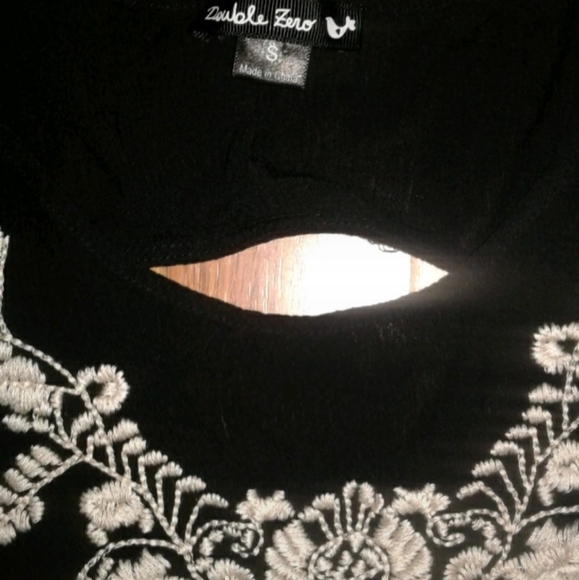 Hi-Lo dress with embroidery - Picture 3 of 4